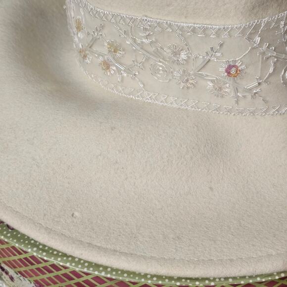 August Accessories Fine Millinery White Hat 100% Wool w/storage Box Size M main image 11